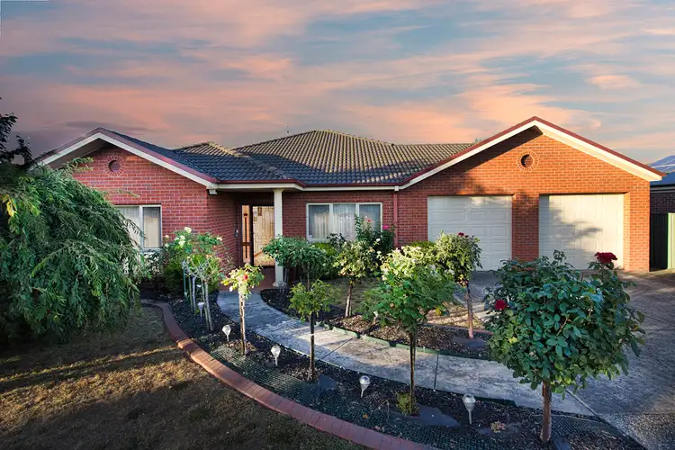 28 St Helens Avenue, Lake Gardens VIC 3355