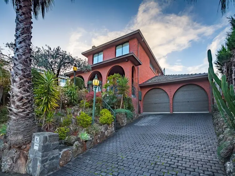 2 Kinloch Close, Wheelers Hill VIC 3150