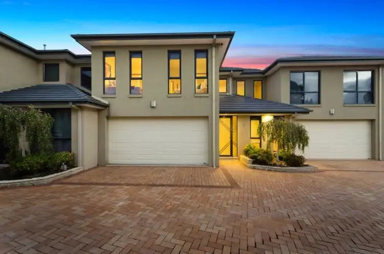 3/2 Sandlewood Lane, Sanctuary Lakes VIC 3030