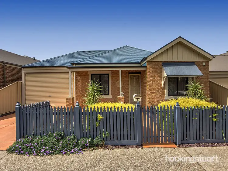 8 Renfrey Garden, Caroline Springs VIC 3023