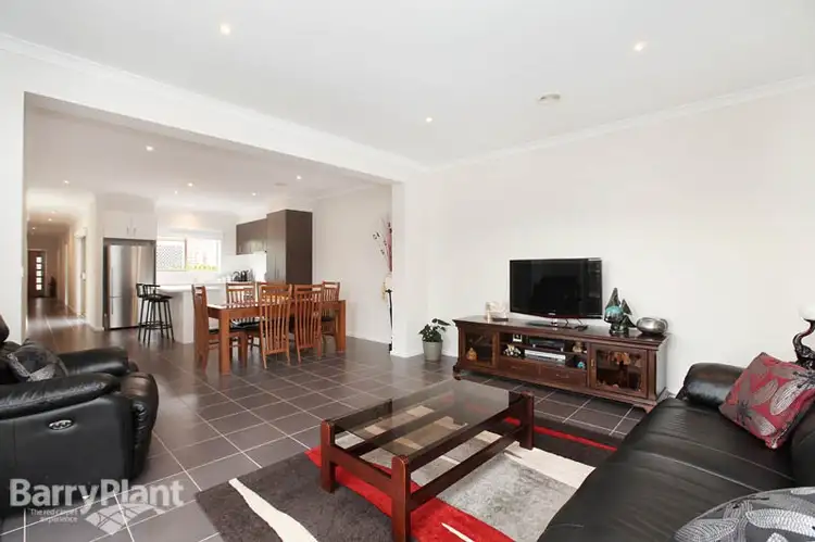 2/7 Koonawarra Terrace, Melton West VIC 3337