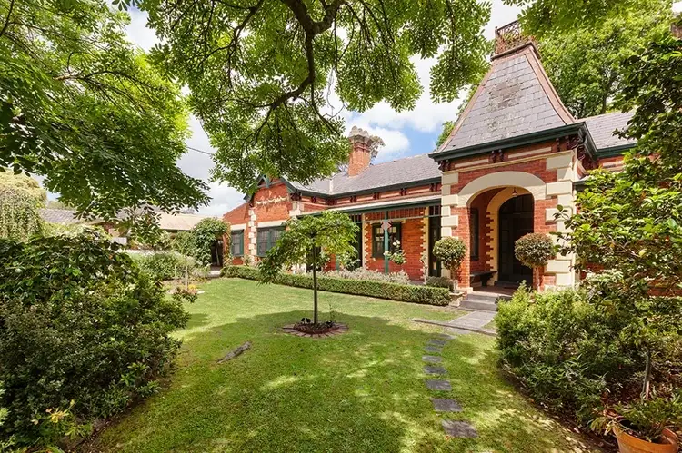 2 Gordon Crescent, Blackburn VIC 3130