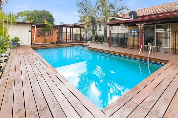 8 Burns Lane, Silkstone QLD 4304