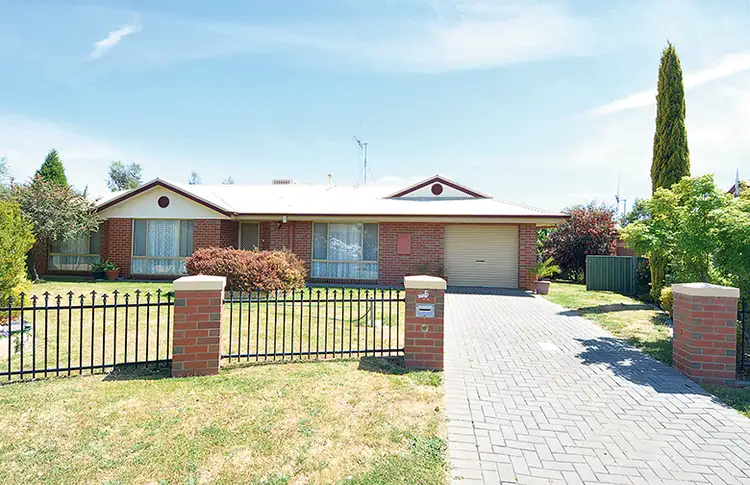 5 Brooke Court, Strathdale VIC 3550
