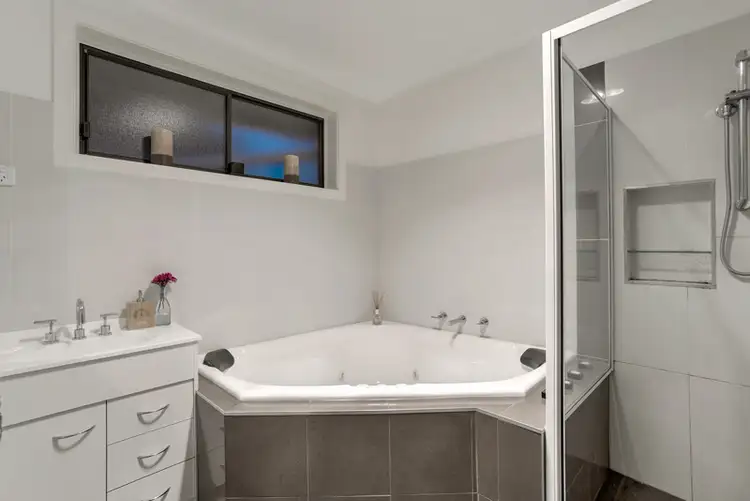 Sixth view of Homely house listing, 2 Dunbar Court, Keilor Downs VIC 3038