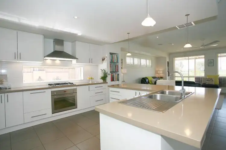 Seventh view of Homely house listing, 15 Flinders Chase, Sandhurst VIC 3977