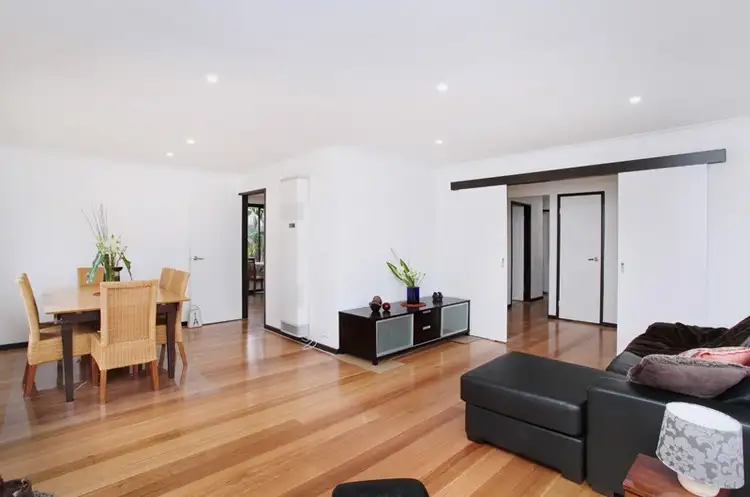8 Neath Close, Gladstone Park VIC 3043