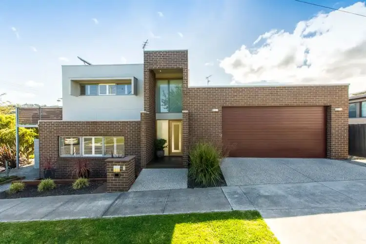8 Dundee Place, Newtown VIC 3220