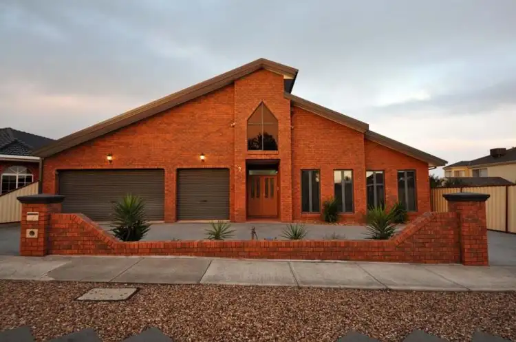 7 Elm Tree Close, Taylors Hill VIC 3037