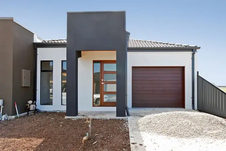 2/61 Springleaf Road, Tarneit VIC 3029