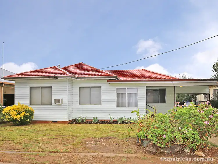 18 Manoora Avenue, Mount Austin NSW 2650