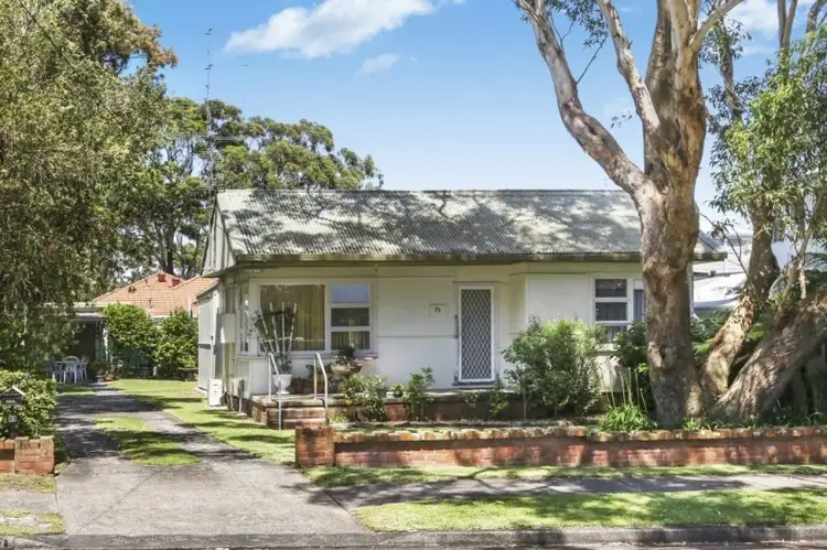 31 Bateau Bay Rd, Bateau Bay NSW 2261