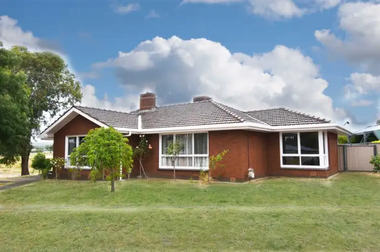 18 Elizabeth Road, Creswick VIC 3363