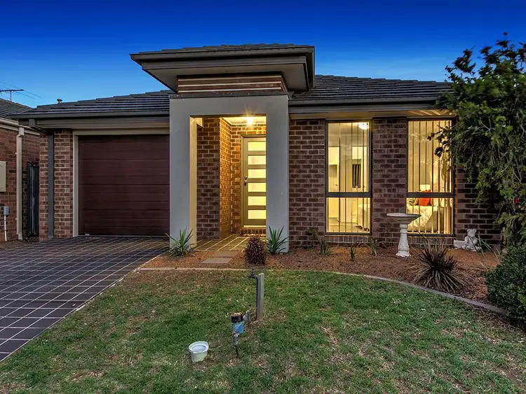 8 Howard Place, Deer Park VIC 3023