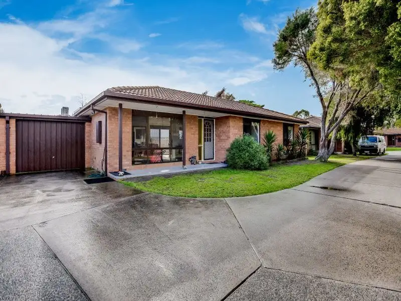 Main view of Homely unit listing, 2/5 Sybella Avenue, Koo Wee Rup VIC 3981