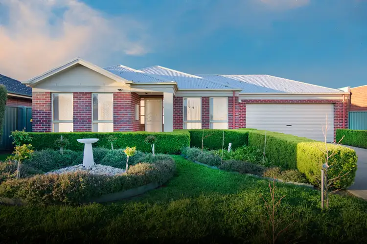 10 St Chester Avenue, Lake Gardens VIC 3355