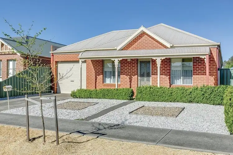 10 Somerset Ave, Lake Gardens VIC 3355