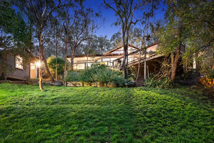 136 Scenic Crescent, Eltham North VIC 3095
