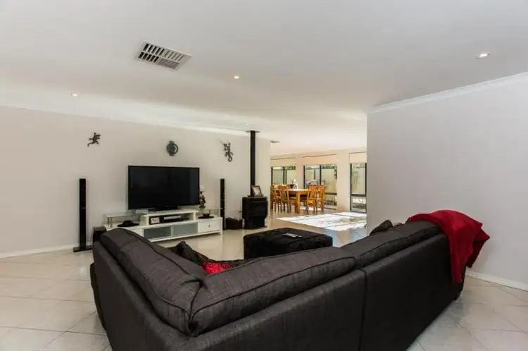 8 Sherbourne Corner, Success WA 6164