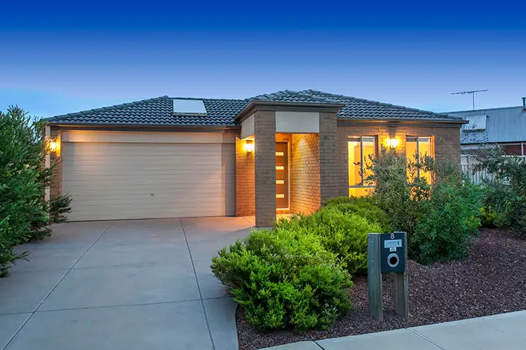 8 Lomandra Bowl, Melton West VIC 3337