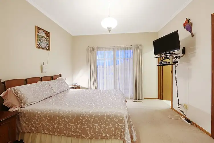 Seventh view of Homely house listing, 5 Bridle Court, Endeavour Hills VIC 3802
