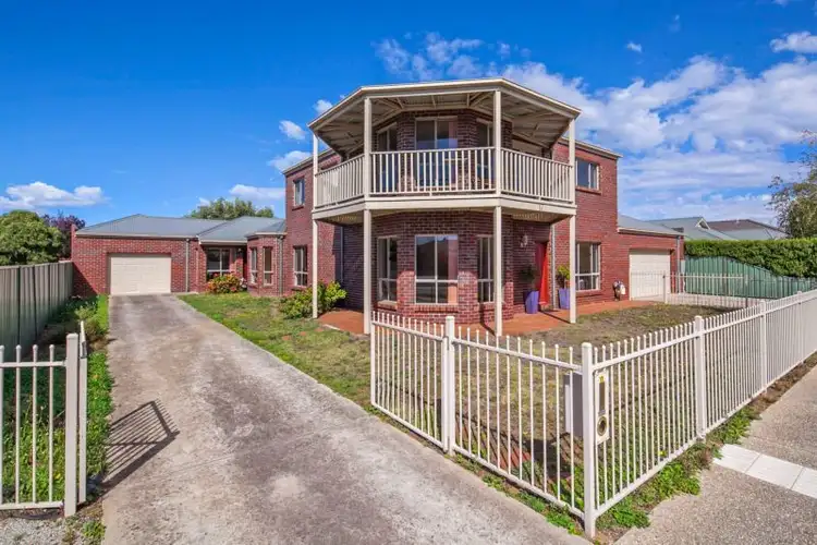 17 St. Helens Avenue, Lake Gardens VIC 3355