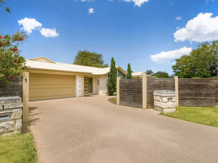 1 Stratheden Crt, Rye VIC 3941