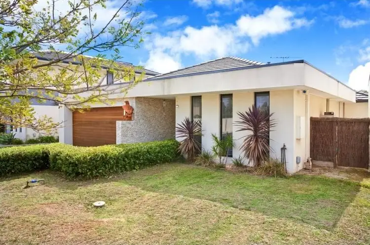 17 Signature Boulevard, Sanctuary Lakes VIC 3030