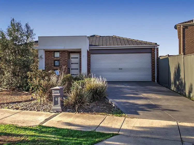 17 Duncombe Parkway, Deer Park VIC 3023