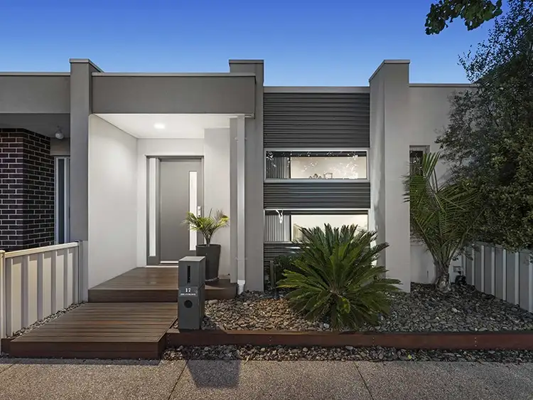 17 The Entrance, Caroline Springs VIC 3023