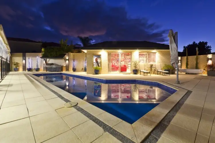 8 Rhodes Rise, Coogee WA 6166