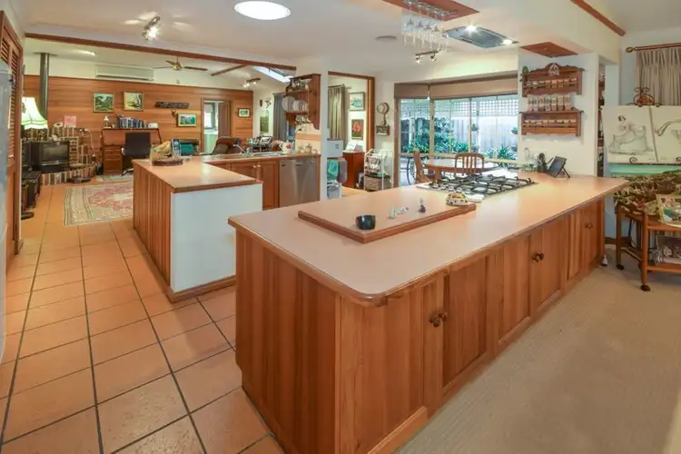 Second view of Homely house listing, 6 Kerri Court, Sunbury VIC 3429