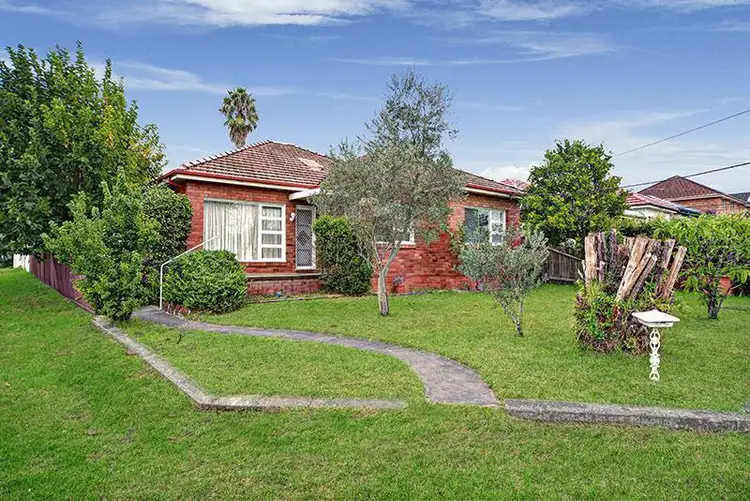 1 Seidel Avenue, Picnic Point NSW 2213