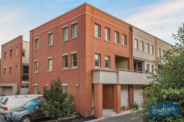 1/162 Stockmans Way, Kensington VIC 3031