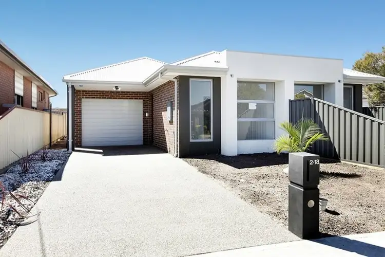 2/18 Cleghorn Avenue, Altona North VIC 3025