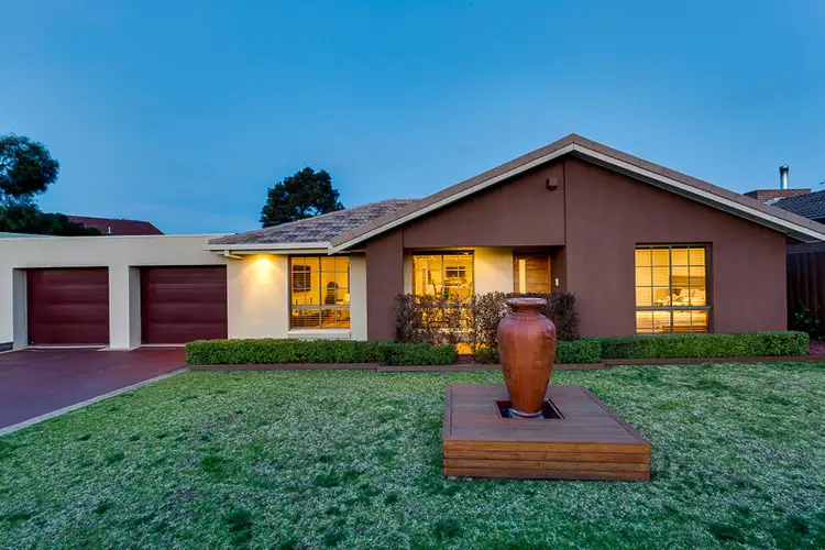 8 Koroit Place, Taylors Lakes VIC 3038