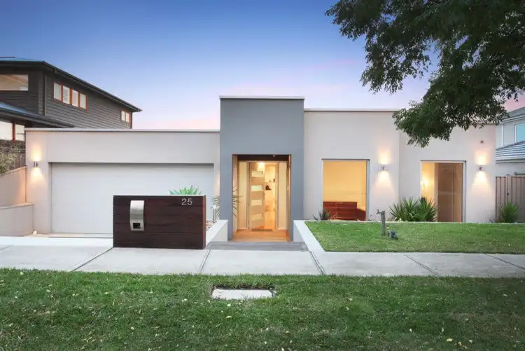 25 Maddingley Road (Cambridge Gardens), Attwood VIC 3049