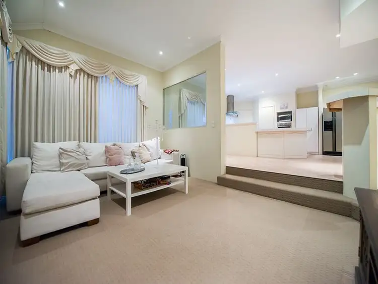 6 Mary Mackllop Glen, Queens Park WA 6107