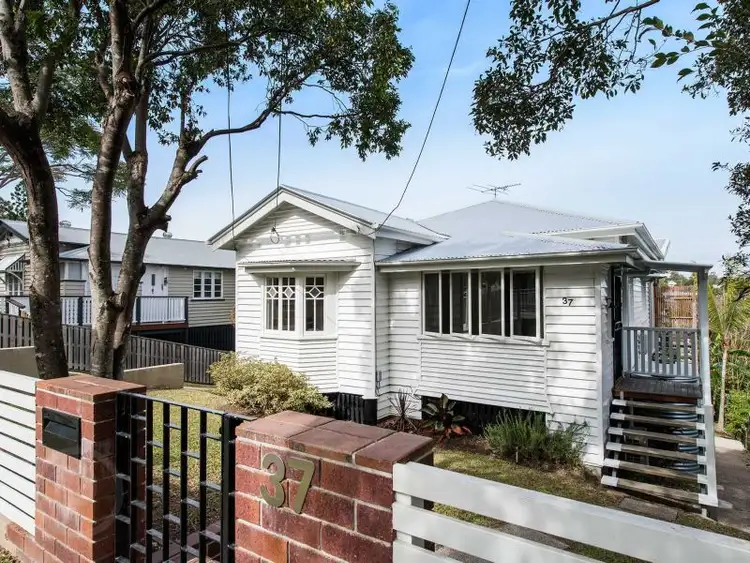 37 Waverley Rd, Camp Hill QLD 4152