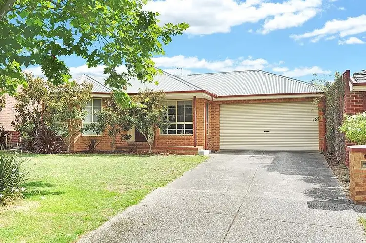28 Stirling Drive, Lake Gardens VIC 3355