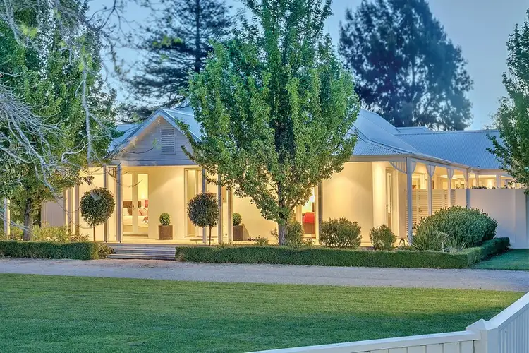 9 St Glens Way, Lake Gardens VIC 3355