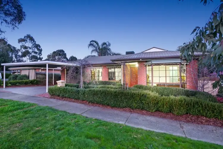 8 Azarow Circuit, Croydon South VIC 3136