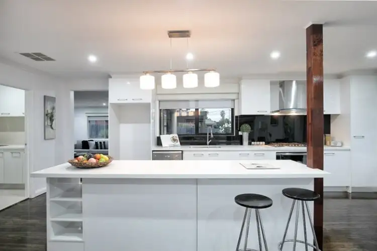 Fifth view of Homely house listing, 2 Redwood Close, Gladstone Park VIC 3043