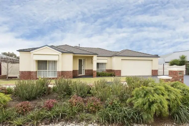 15 Isabella Grove, Strathdale VIC 3550