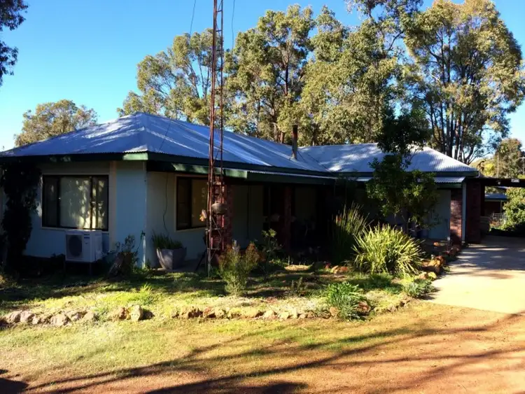 12 Mitchell St, Wooroloo WA 6558