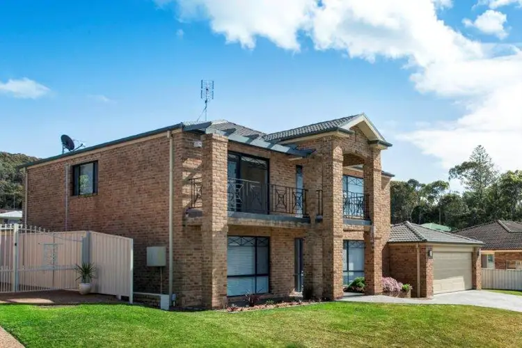 4 Sapphire Close, Caves Beach NSW 2281
