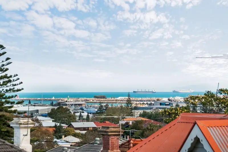 Main view of Homely house listing, 2/1 Livingstone Street, Beaconsfield WA 6162