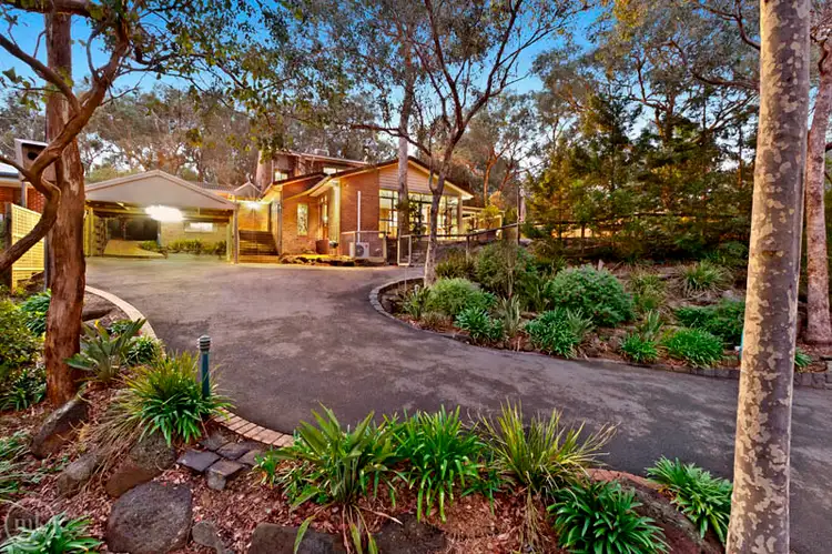 74 Warringah Crescent, Eltham North VIC 3095
