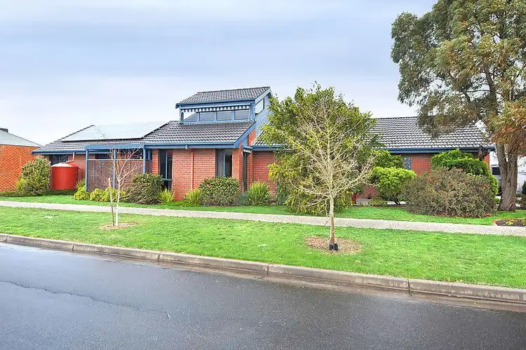 9 St Johns Wood, Lake Gardens VIC 3355
