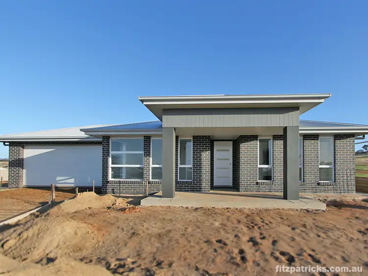 11 Hollows Crescent, Lloyd NSW 2650